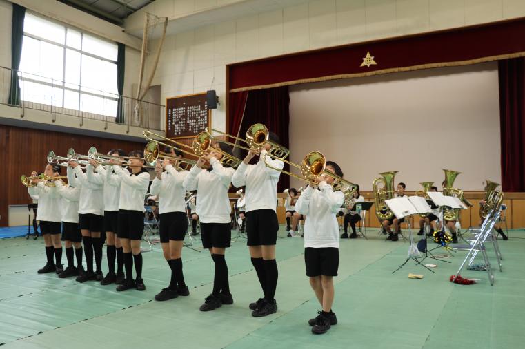 ありの台小学校金管バンドの演奏風景